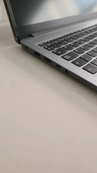 Lenovo IdeaPad 1 15ADA7 AMD 3250U 2.6ghz,8GB / 256