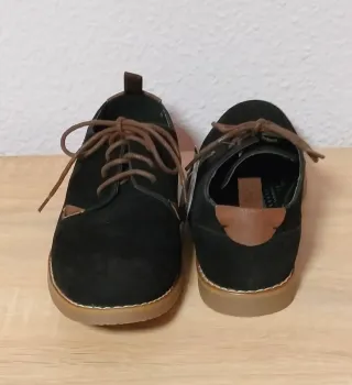 Zapatos de ante chico.