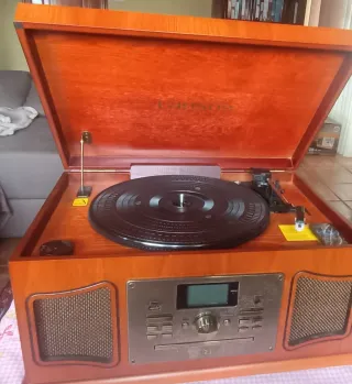 Tocadiscos de madera en perfecto estado