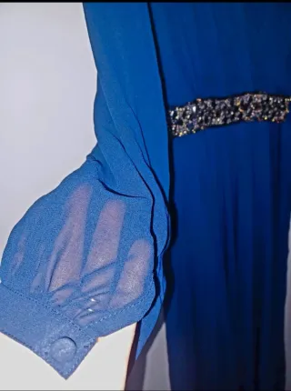 Vestido azul largo con cinturón de pedrería