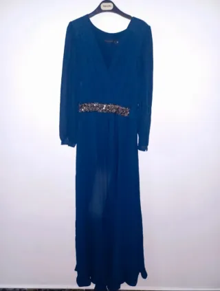 Vestido azul largo con cinturón de pedrería