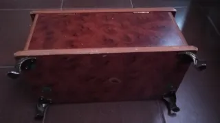 Joyero con espejo. Madera. Taiwán.