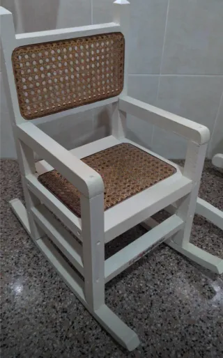 Mecedora infantil de madera y mimbre