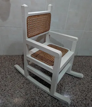 Mecedora infantil de madera y mimbre