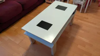 Tavolo da salotto bianco con dettagli neri