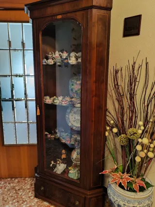 Vitrina rinconera de madera y cristal