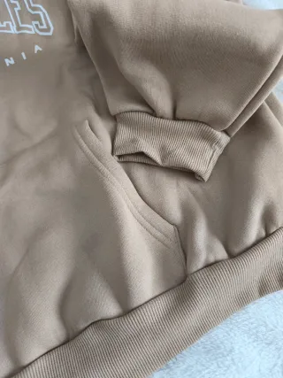 Lote de ropa deportiva o casual.