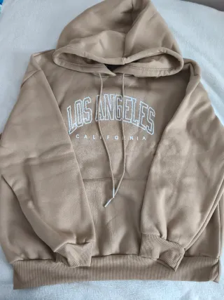 Lote de ropa deportiva o casual.