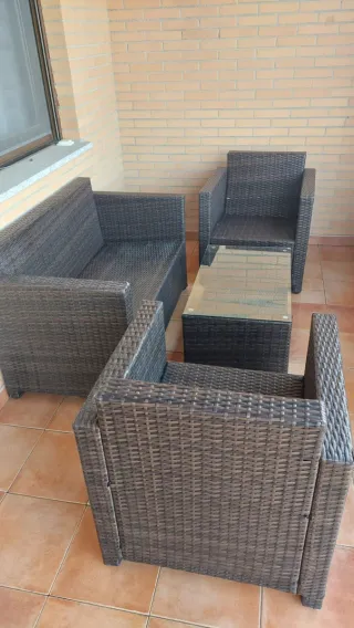 Sofás de jardín  y mesa gristal