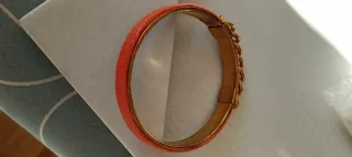 Pulsera rígida naranja con cadena dorada