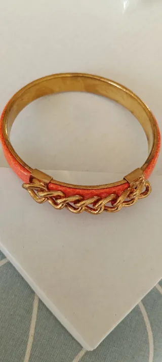 Pulsera rígida naranja con cadena dorada