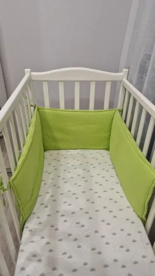 Cuna de madera blanca de Adrada