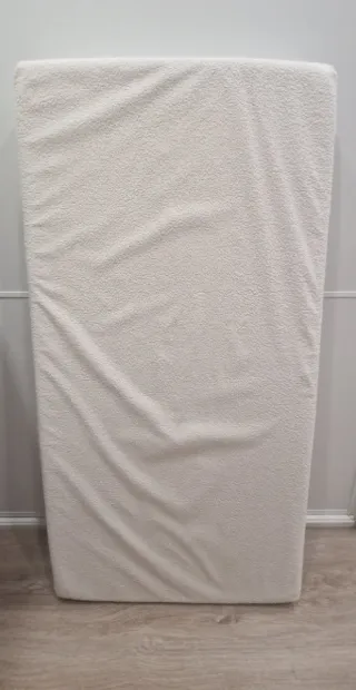 Cuna de madera blanca de Adrada