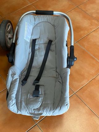 Silla de paseo con maxicosi y accesorios