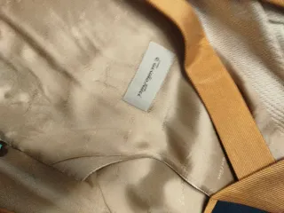 Chaleco de traje con corbata, color ocre