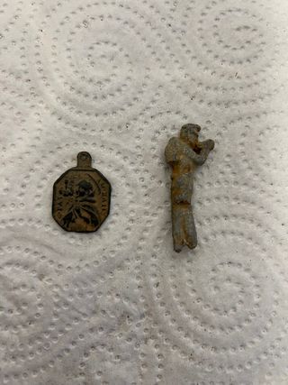 Medalla religiosa y figura explorador plomo