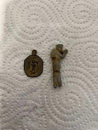 Medalla religiosa y figura explorador plomo
