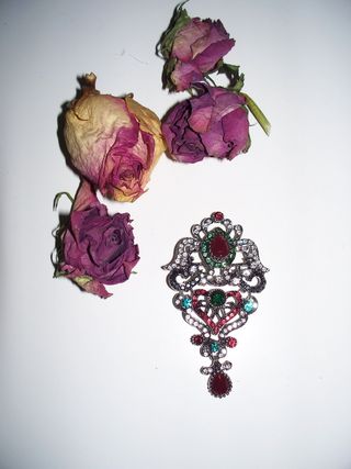 Spilla pendente con pietre