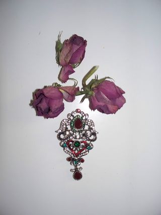 Spilla pendente con pietre