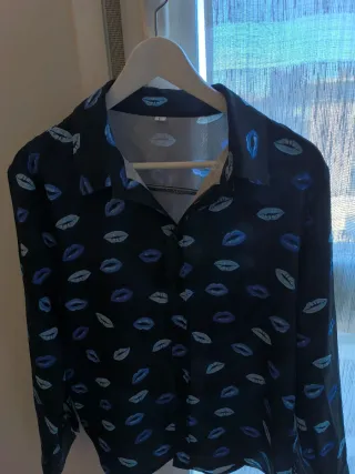 Blusa negra con estampado de labios