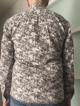 Camisa estampada flores grises