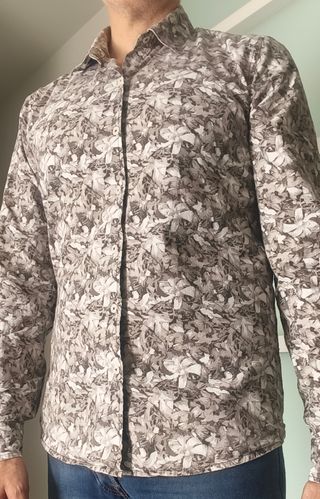 Camisa estampada flores grises