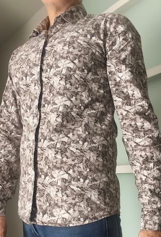 Camisa estampada flores grises