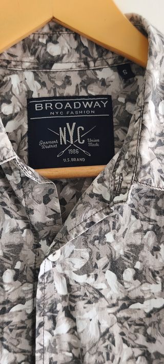 Camisa estampada flores grises