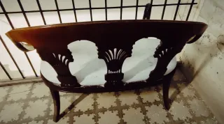 Diván de madera con estructura perfecta