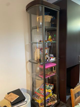 Vitrina de madera y cristal, baldas extraibles.