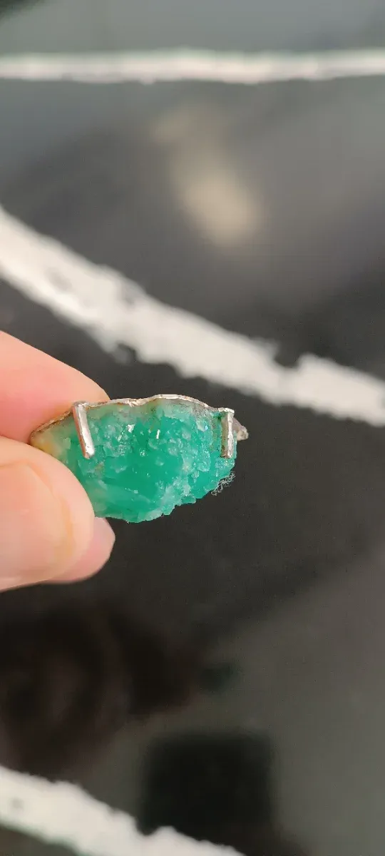 2 esmeraldas colombianas en roca