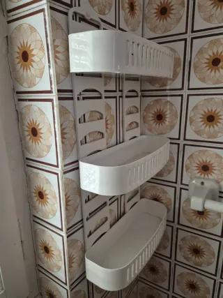 Estantería de baño con cesta