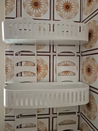 Estantería de baño con cesta