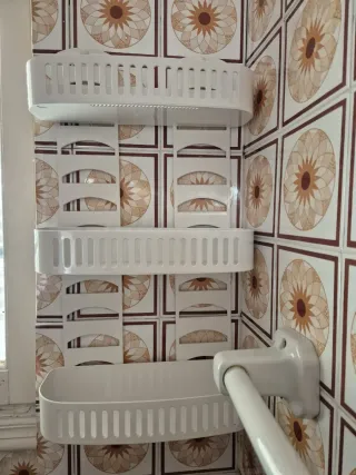 Estantería de baño con cesta
