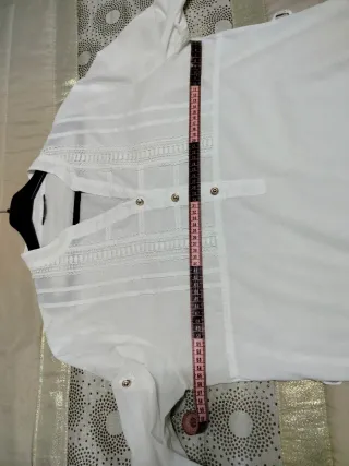 Camisa blanca de manga 3/4 con detalles