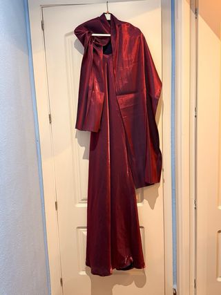 Vestido largo granate con chal bodas y fiestas