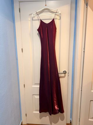 Vestido largo granate con chal bodas y fiestas