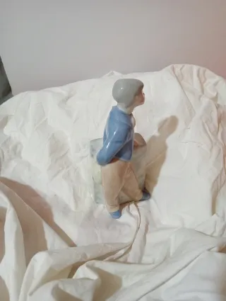 Figura de porcelana Jadro niño