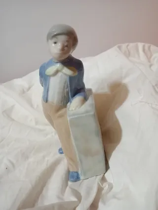 Figura de porcelana Jadro niño