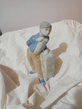 Figura de porcelana Jadro niño