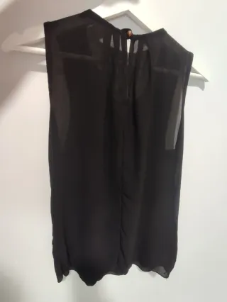 Blusa negra con pedrería