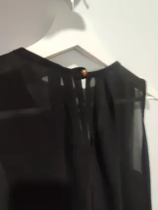 Blusa negra con pedrería