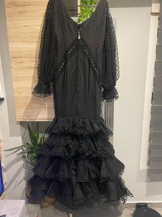 Traje de flamenca negro volantes