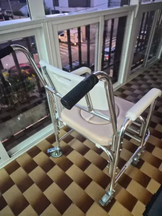 Silla de ducha para baño con ruedas