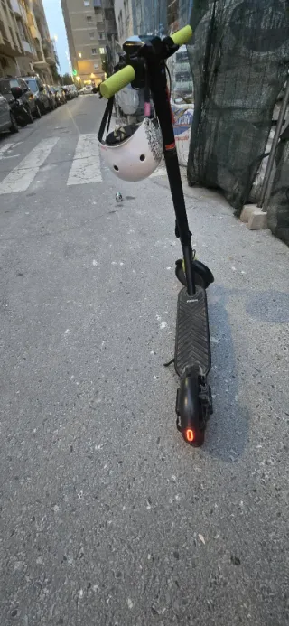 Patinete Eléctrico con Casco