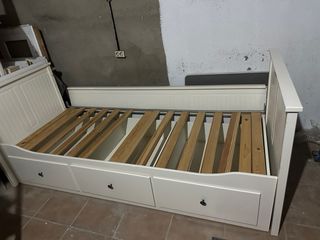 Cama infantil blanca con cajones