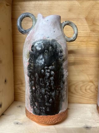 Conjunto de 2 botellas de cerámica.