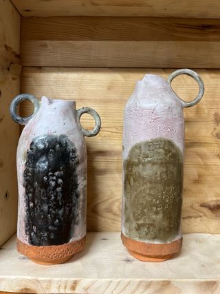 Conjunto de 2 botellas de cerámica.