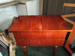 Mesita de noche de madera