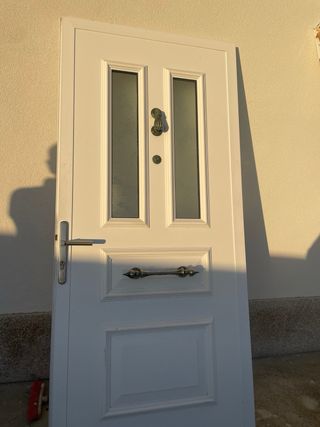 Puerta y marco de aluminio.